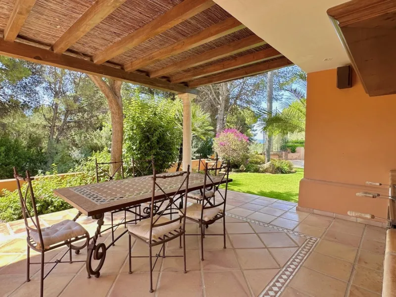 This villa is located in the prestigious and secure community  of Golden Mile Marbella.