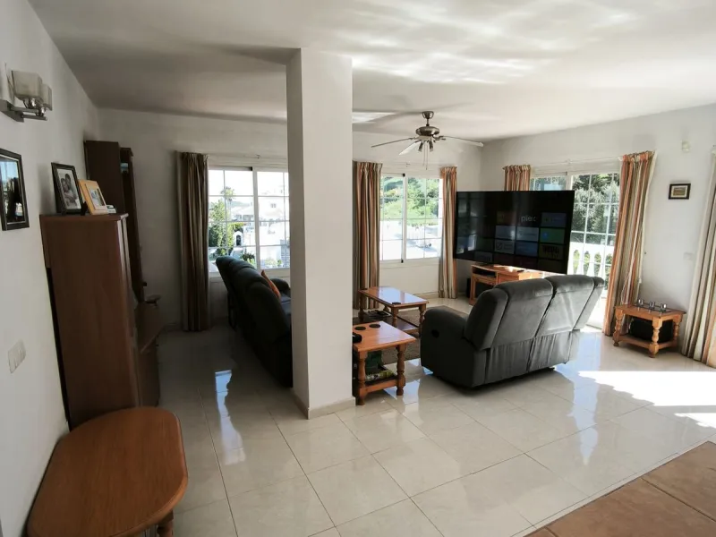 House - Detached Villa в продаже в Mijas, Málaga. В доме 5 спален и 3 ванных комнат. Площадь дома 218 м². Площадь участка 680 м²
