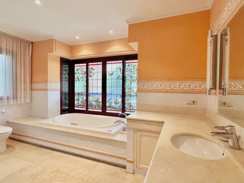 This villa is located in the prestigious and secure community  of Golden Mile Marbella.