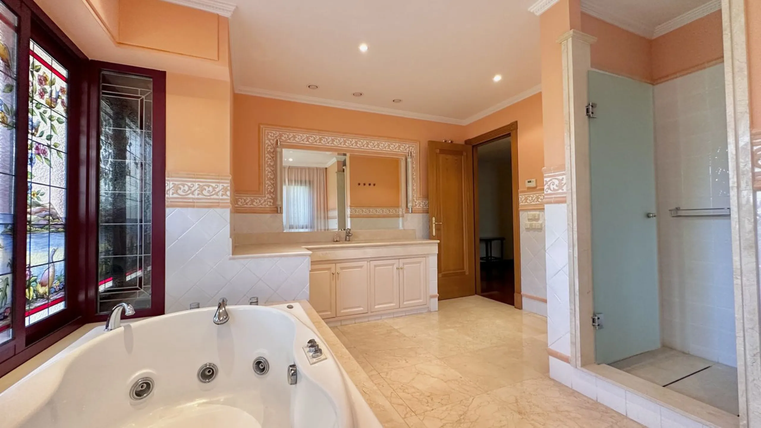 This villa is located in the prestigious and secure community  of Golden Mile Marbella.