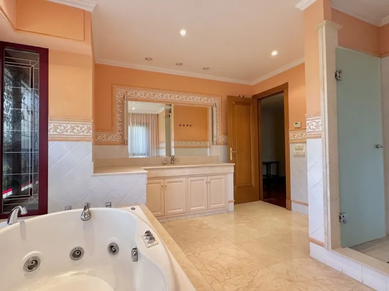 This villa is located in the prestigious and secure community  of Golden Mile Marbella.