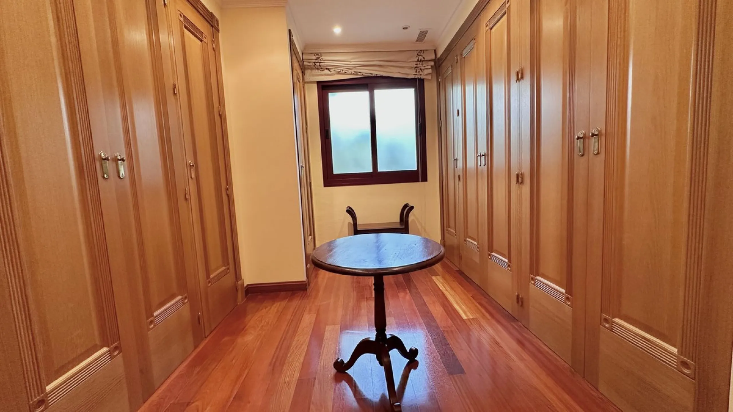 This villa is located in the prestigious and secure community  of Golden Mile Marbella.