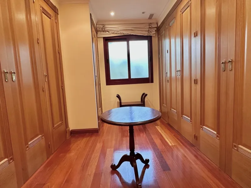 This villa is located in the prestigious and secure community  of Golden Mile Marbella.