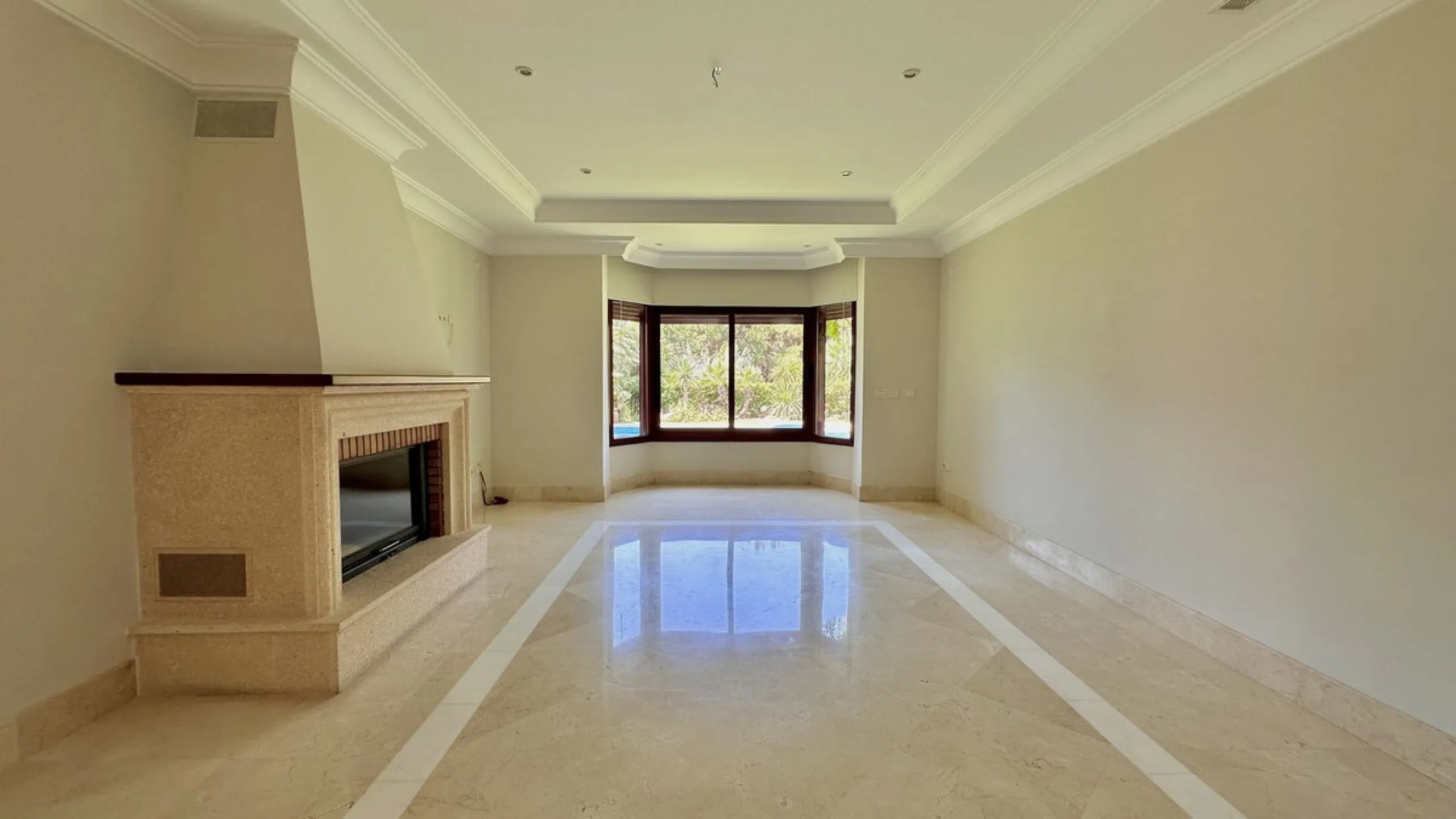 This villa is located in the prestigious and secure community  of Golden Mile Marbella.