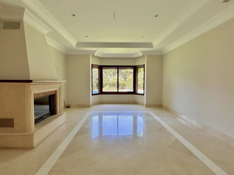 This villa is located in the prestigious and secure community  of Golden Mile Marbella.