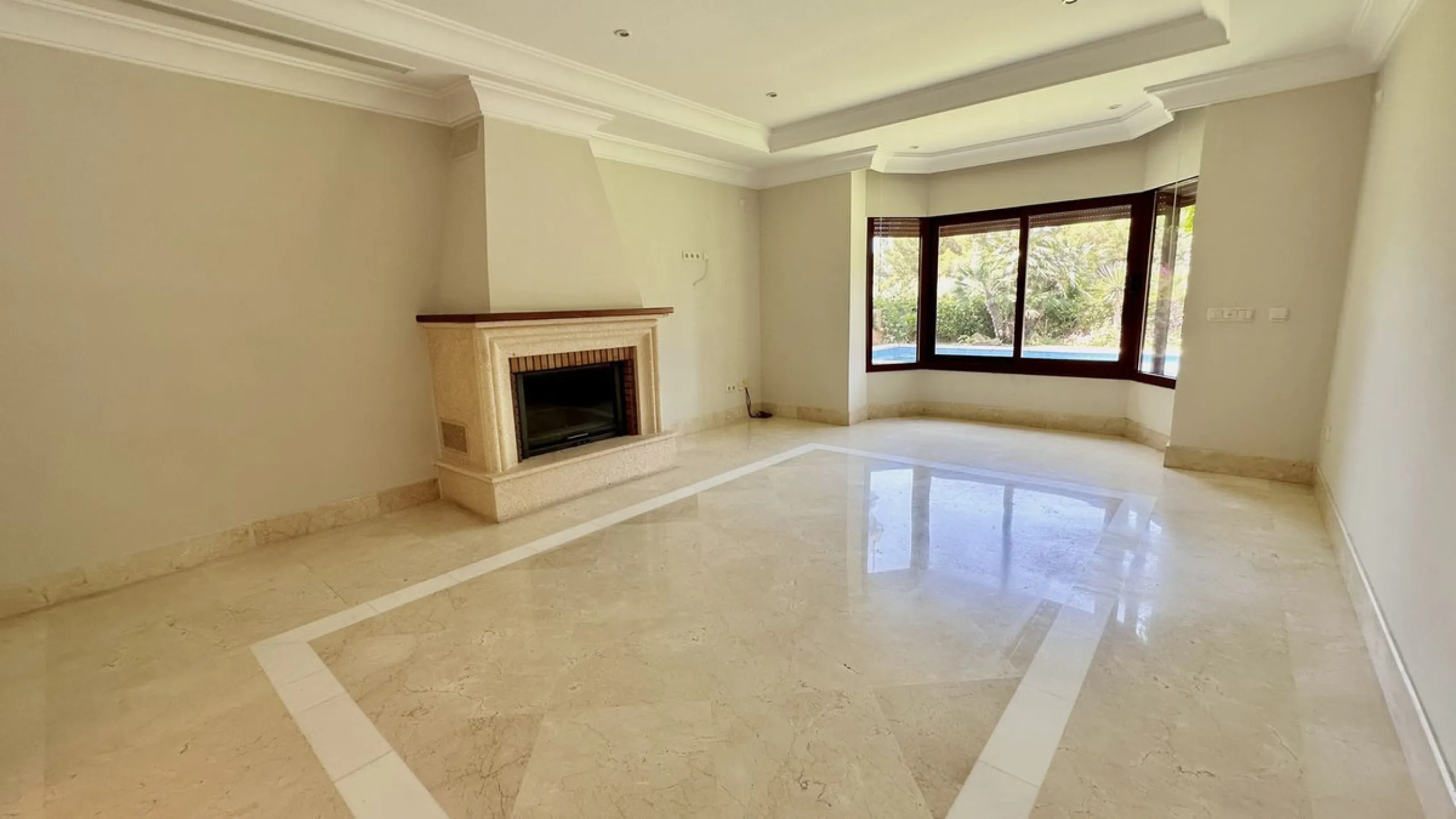 This villa is located in the prestigious and secure community  of Golden Mile Marbella.