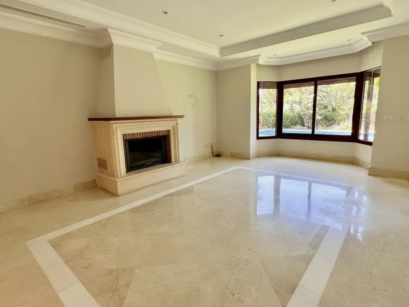 This villa is located in the prestigious and secure community  of Golden Mile Marbella.