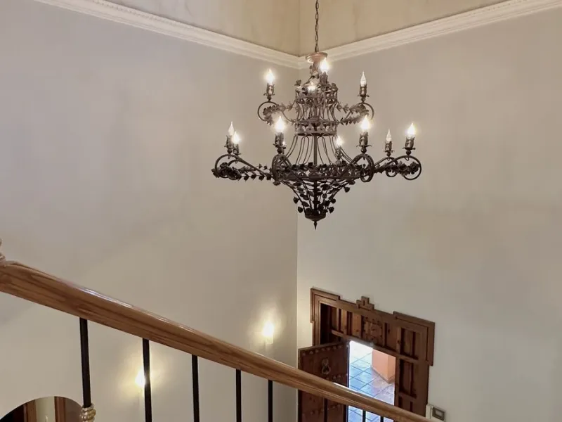This villa is located in the prestigious and secure community  of Golden Mile Marbella.