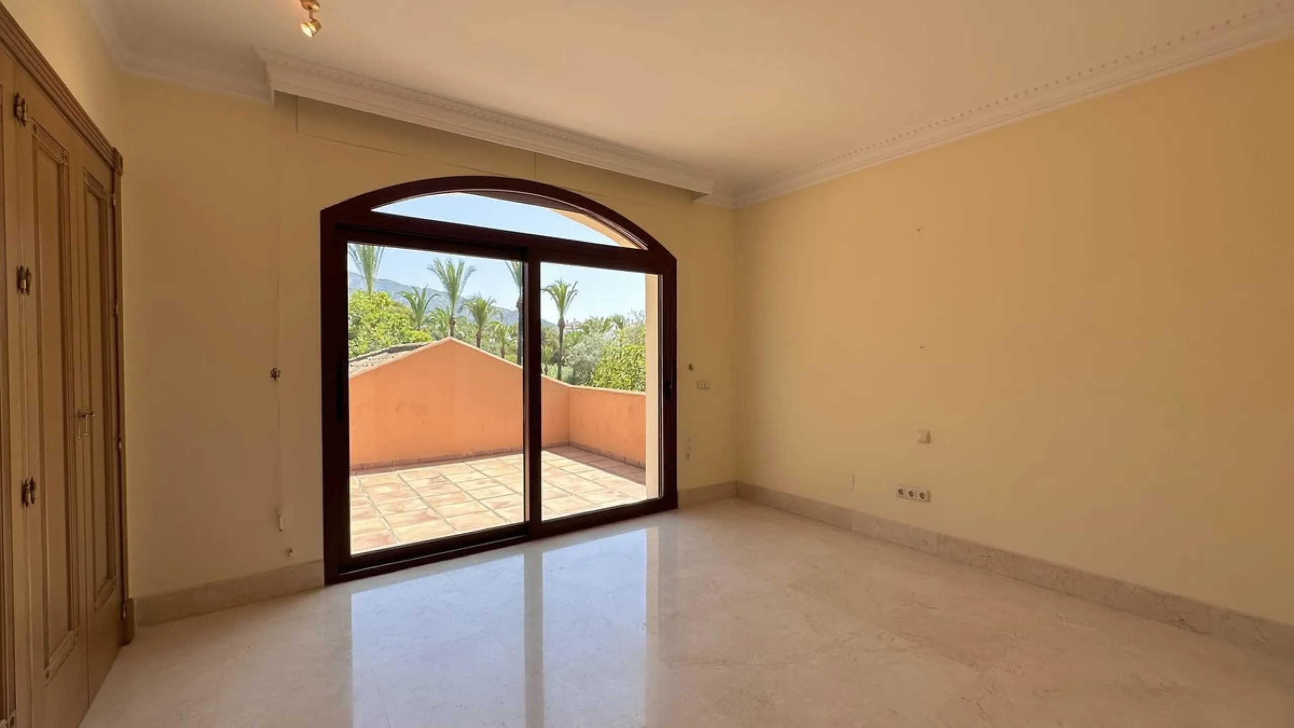 This villa is located in the prestigious and secure community  of Golden Mile Marbella.