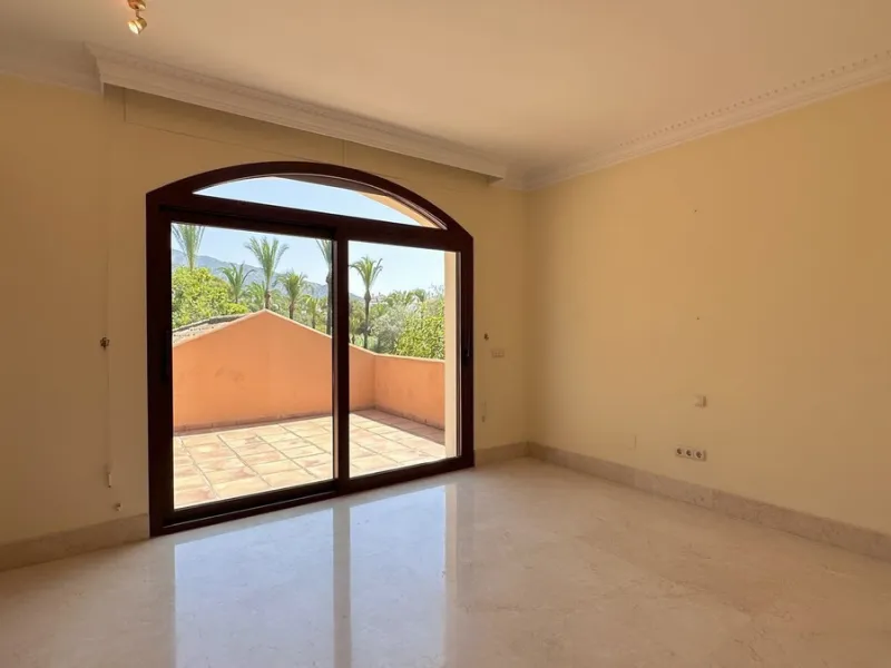 This villa is located in the prestigious and secure community  of Golden Mile Marbella.