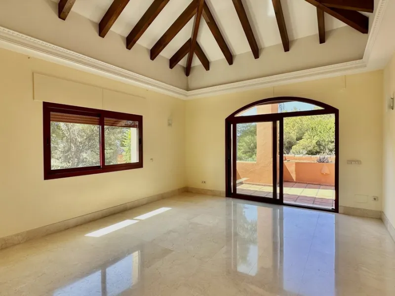 This villa is located in the prestigious and secure community  of Golden Mile Marbella.