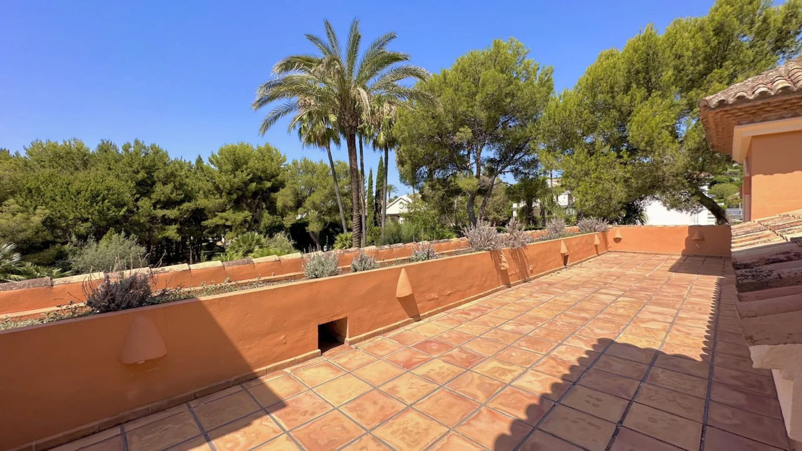 This villa is located in the prestigious and secure community  of Golden Mile Marbella.