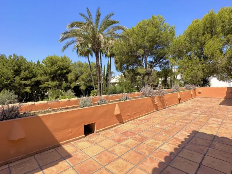 This villa is located in the prestigious and secure community  of Golden Mile Marbella.