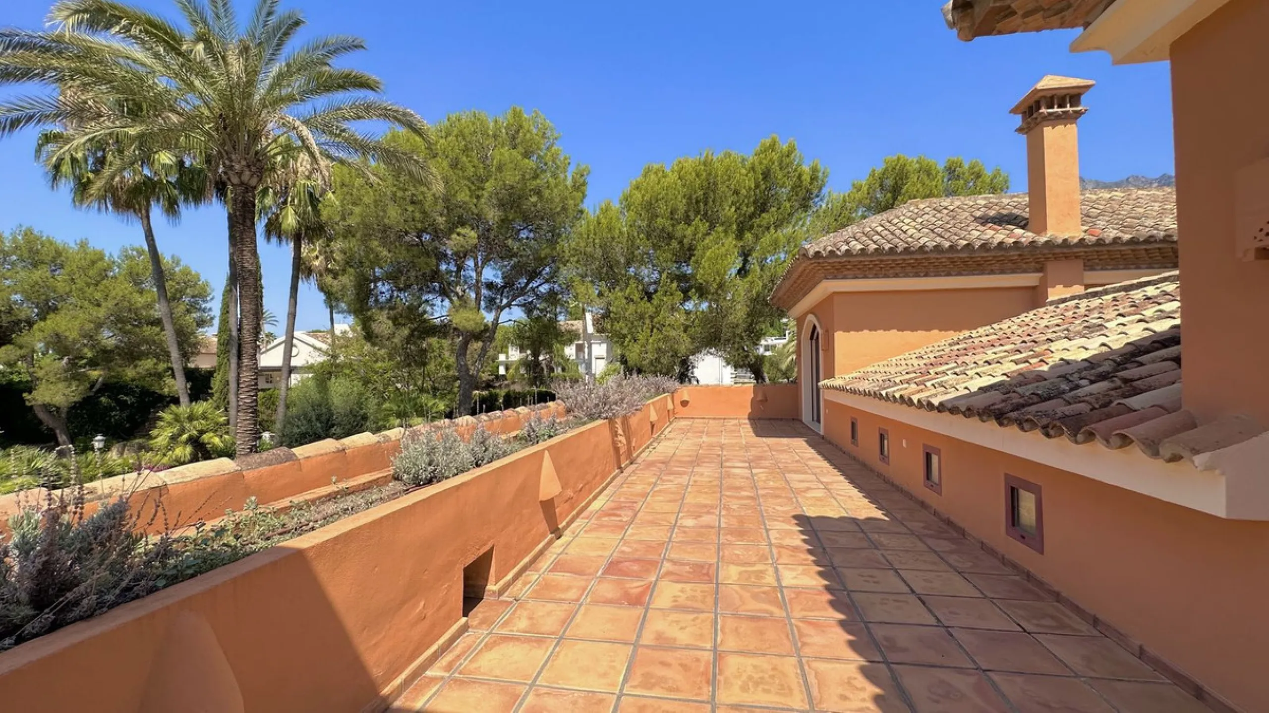 This villa is located in the prestigious and secure community  of Golden Mile Marbella.