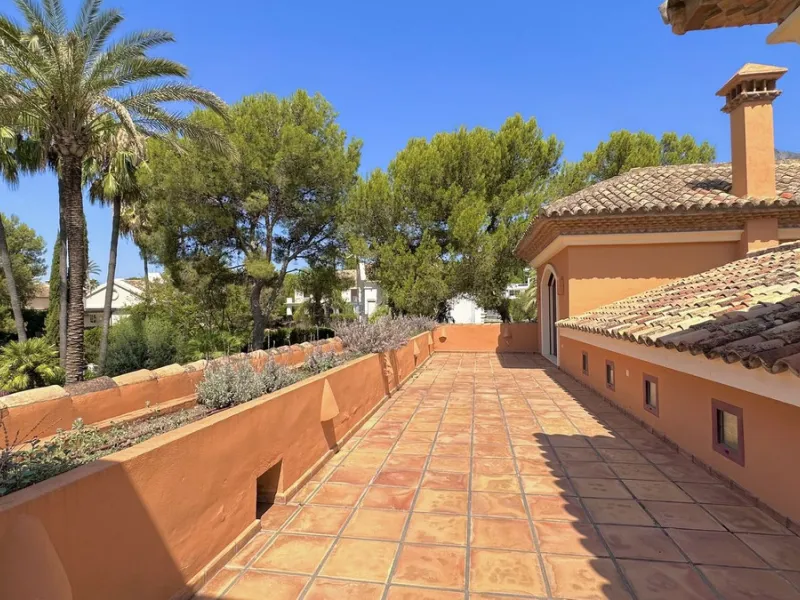 This villa is located in the prestigious and secure community  of Golden Mile Marbella.