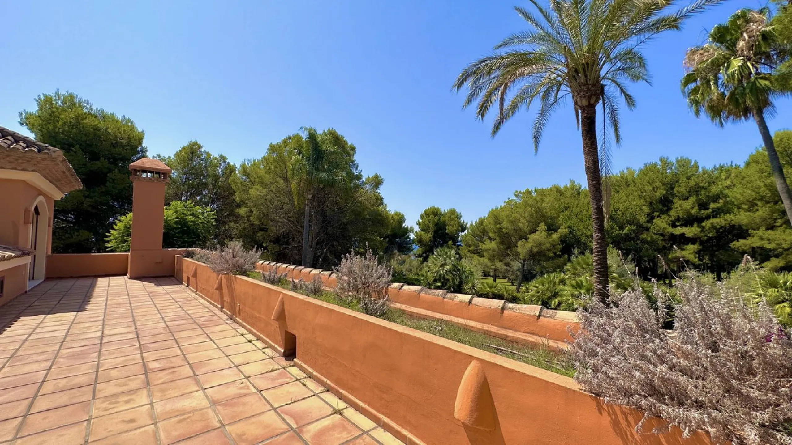 This villa is located in the prestigious and secure community  of Golden Mile Marbella.