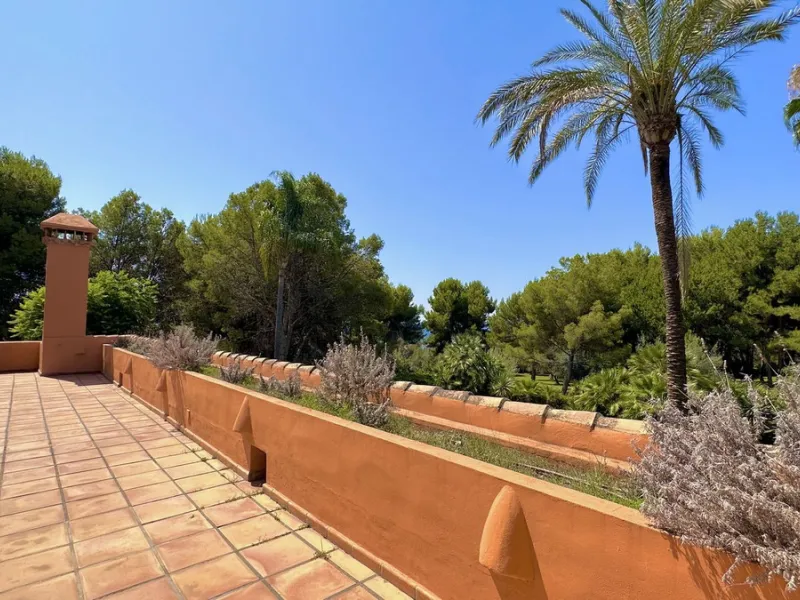 This villa is located in the prestigious and secure community  of Golden Mile Marbella.