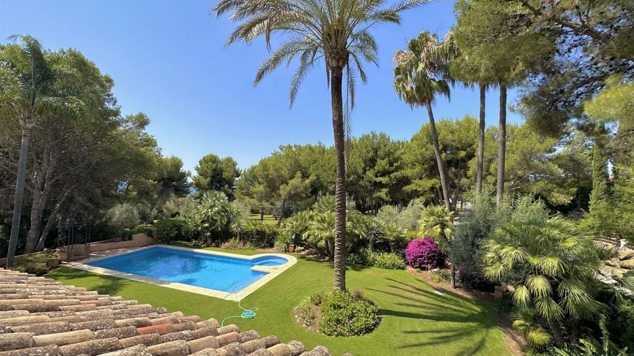 This villa is located in the prestigious and secure community  of Golden Mile Marbella.