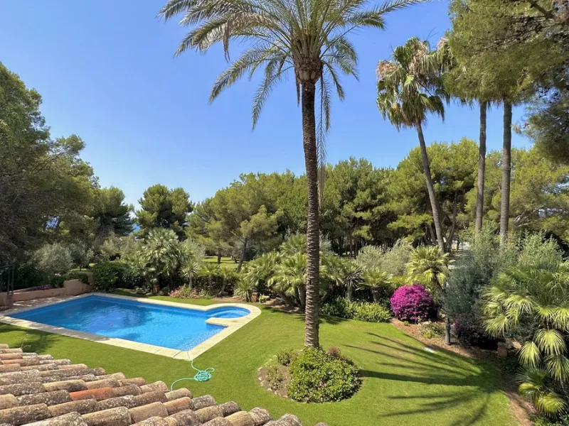 This villa is located in the prestigious and secure community  of Golden Mile Marbella.