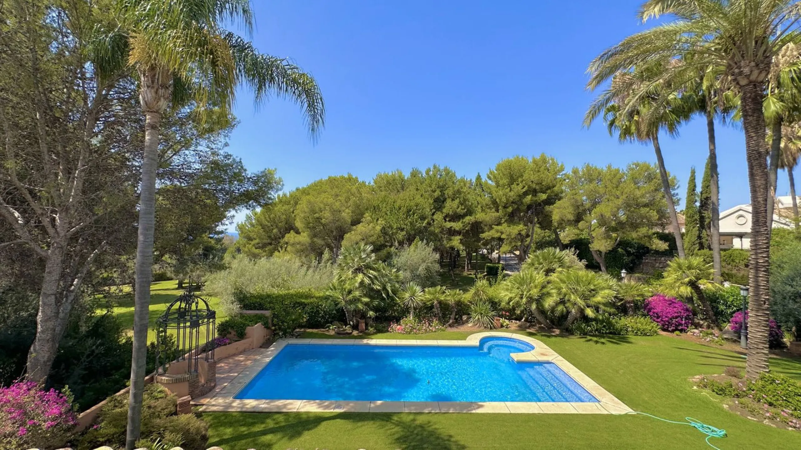 This villa is located in the prestigious and secure community  of Golden Mile Marbella.