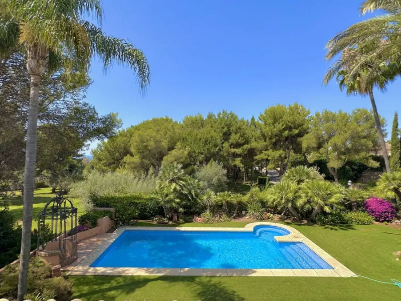 This villa is located in the prestigious and secure community  of Golden Mile Marbella.
