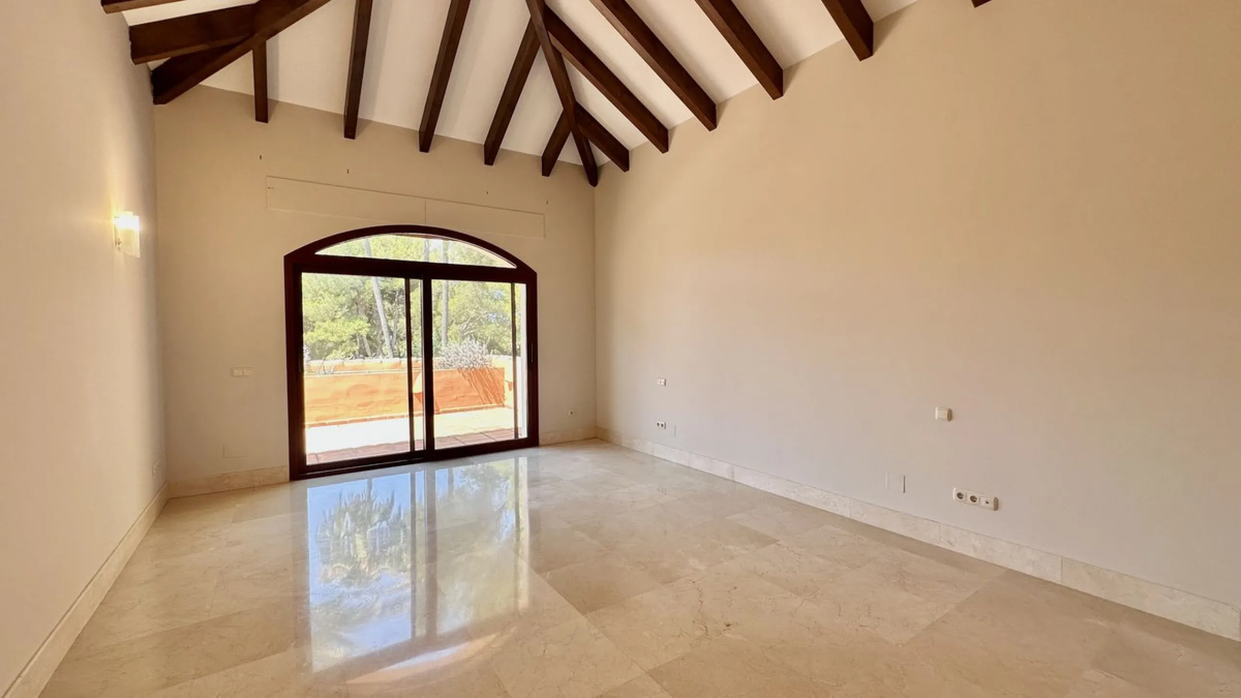 This villa is located in the prestigious and secure community  of Golden Mile Marbella.