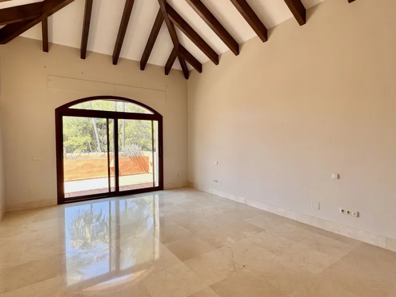 This villa is located in the prestigious and secure community  of Golden Mile Marbella.