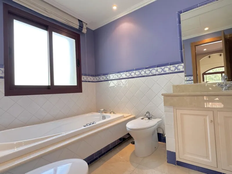 This villa is located in the prestigious and secure community  of Golden Mile Marbella.