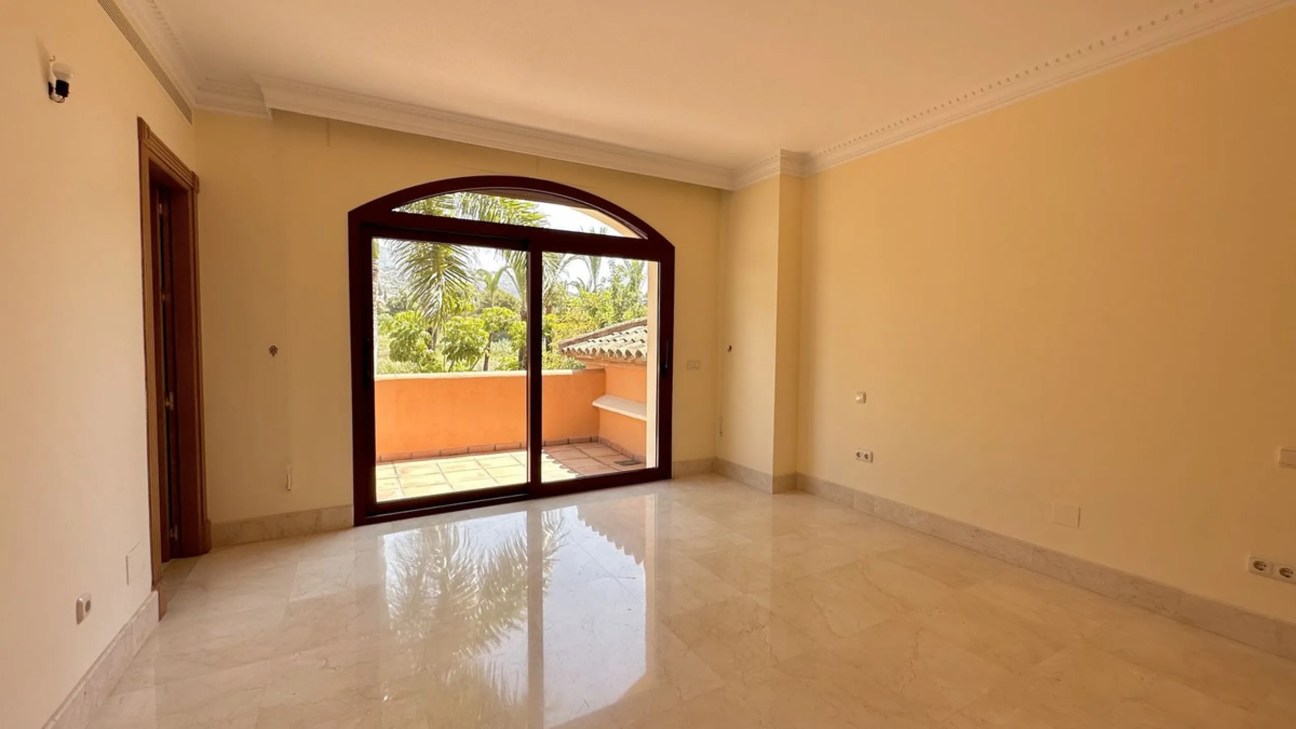 This villa is located in the prestigious and secure community  of Golden Mile Marbella.