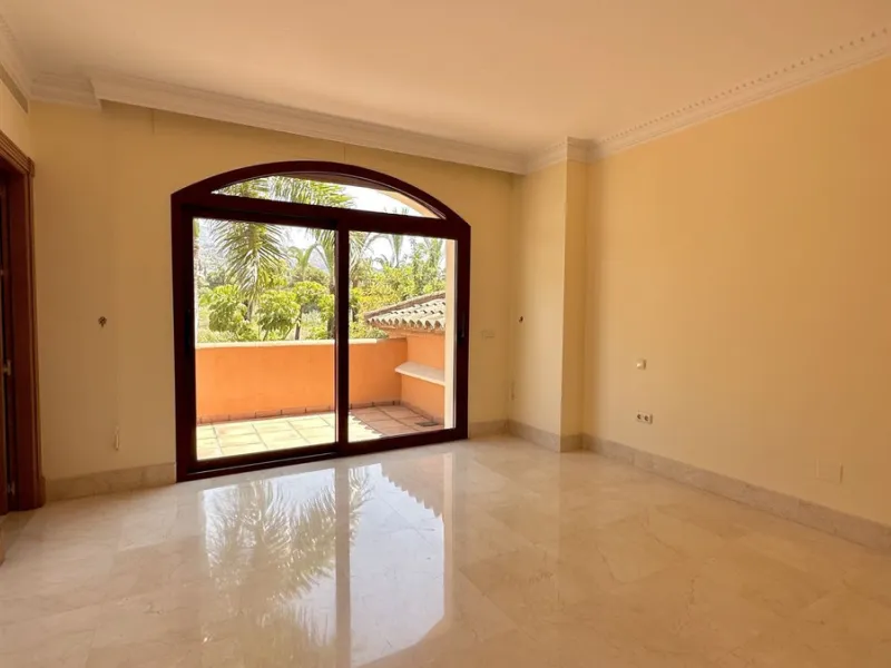 This villa is located in the prestigious and secure community  of Golden Mile Marbella.