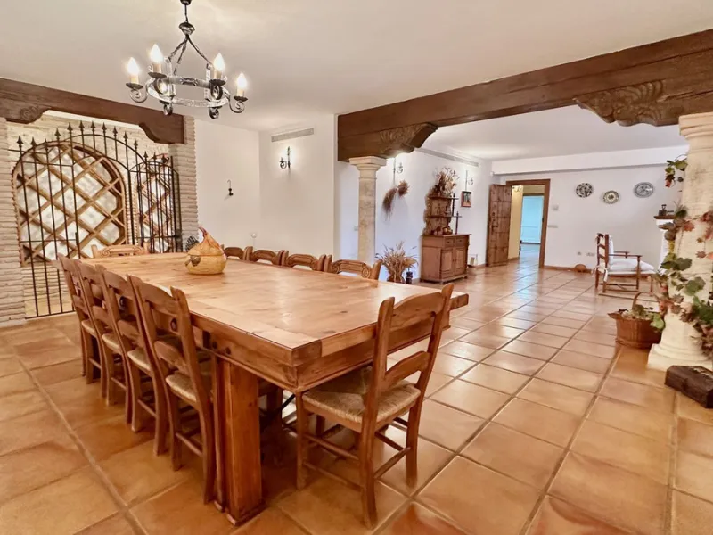 This villa is located in the prestigious and secure community  of Golden Mile Marbella.