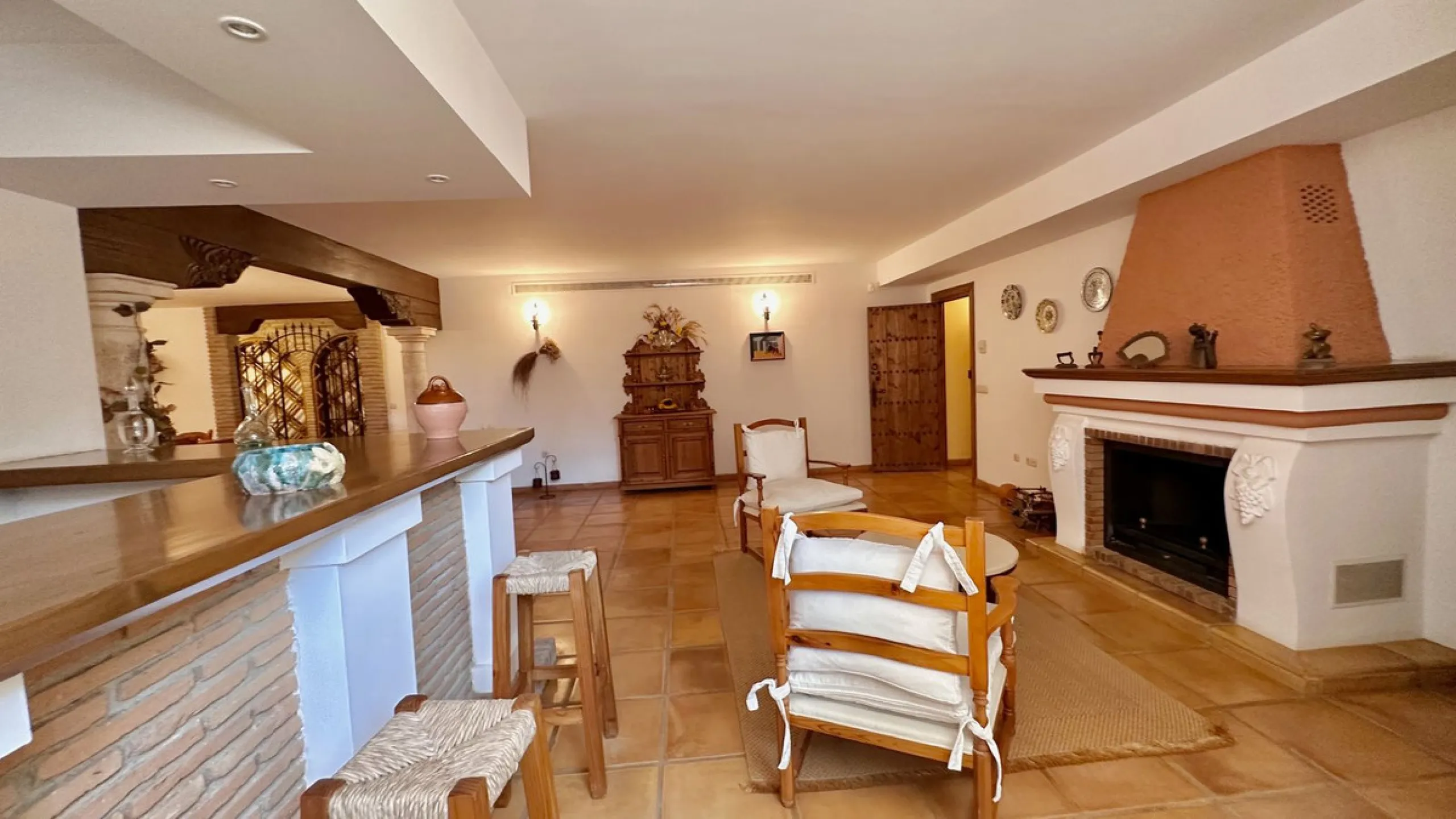 This villa is located in the prestigious and secure community  of Golden Mile Marbella.