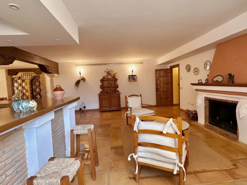 This villa is located in the prestigious and secure community  of Golden Mile Marbella.