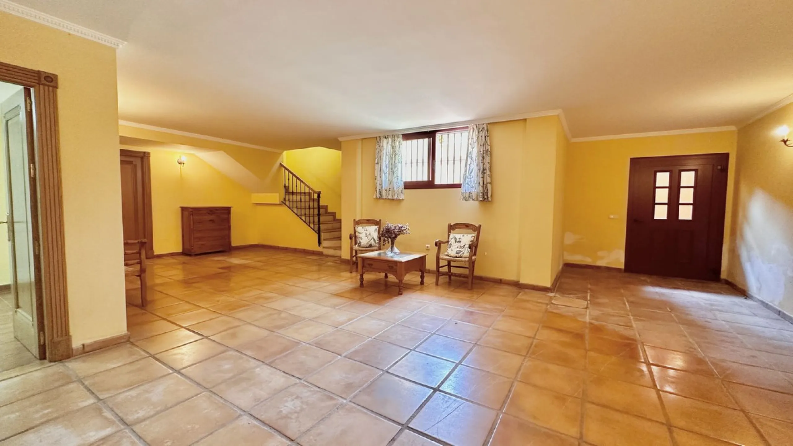 This villa is located in the prestigious and secure community  of Golden Mile Marbella.