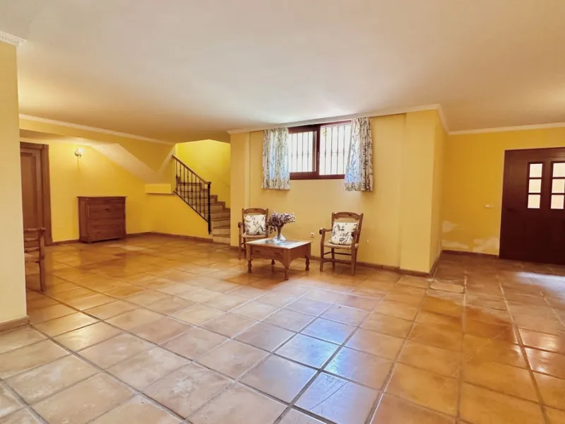 This villa is located in the prestigious and secure community  of Golden Mile Marbella.