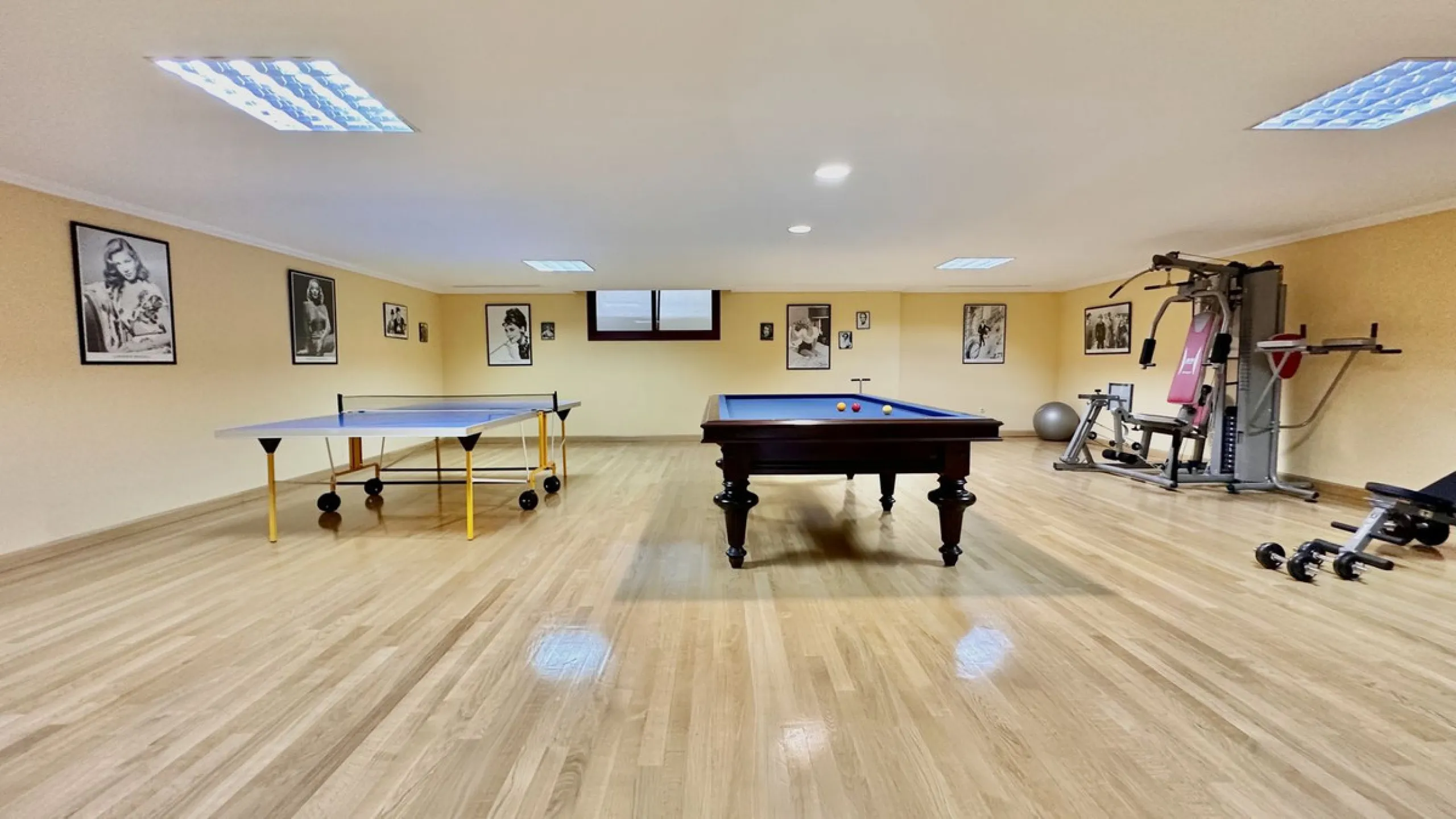 This villa is located in the prestigious and secure community  of Golden Mile Marbella.