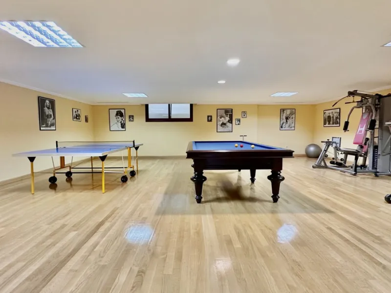 This villa is located in the prestigious and secure community  of Golden Mile Marbella.