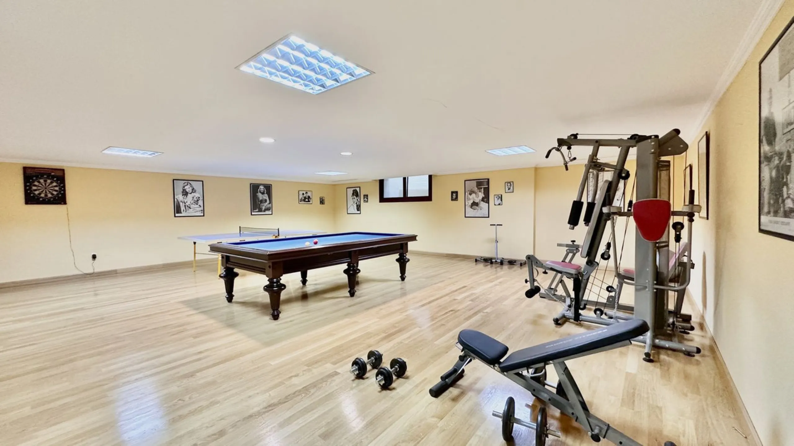 This villa is located in the prestigious and secure community  of Golden Mile Marbella.