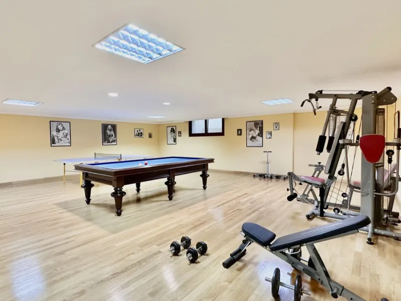 This villa is located in the prestigious and secure community  of Golden Mile Marbella.