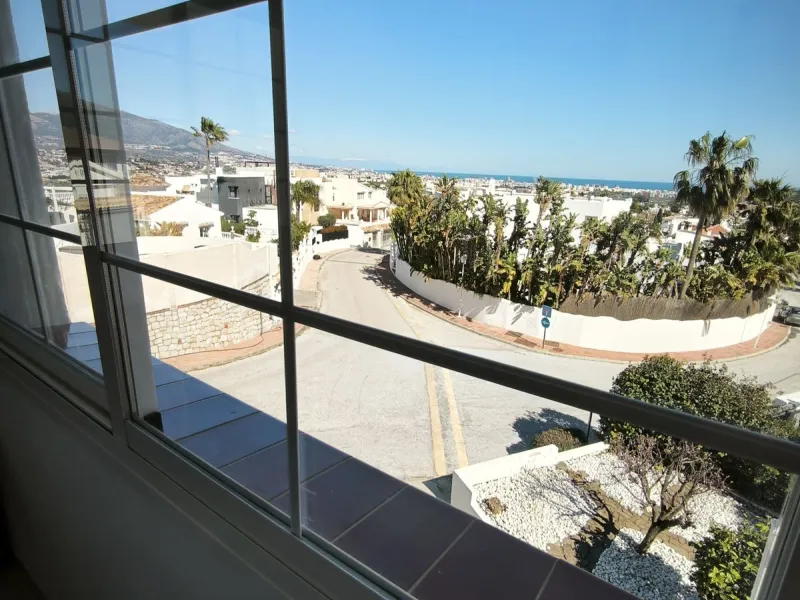 House - Detached Villa в продаже в Mijas, Málaga. В доме 5 спален и 3 ванных комнат. Площадь дома 218 м². Площадь участка 680 м²