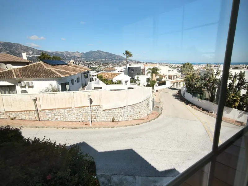 House - Detached Villa в продаже в Mijas, Málaga. В доме 5 спален и 3 ванных комнат. Площадь дома 218 м². Площадь участка 680 м²