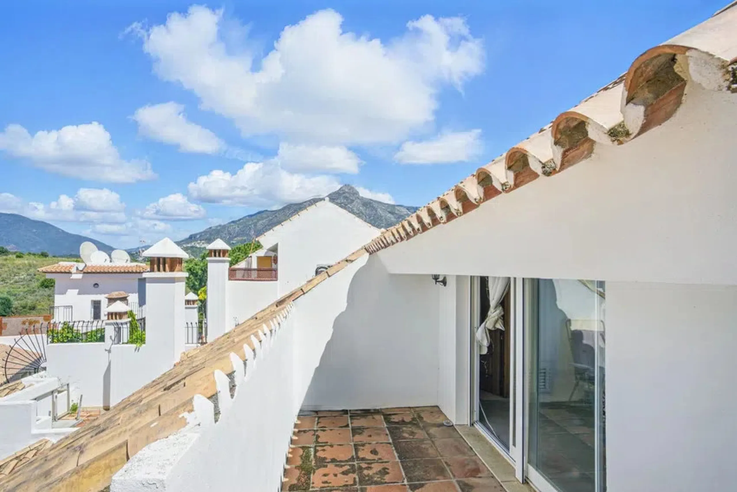 Im Herzen von Nueva Andalucía, nur 5 Autominuten von Puerto Banús und den Stränden entfernt, befindet sich dieses geräumige Penthouse mit vier Schlafzimmern in der begehrten Wohnanlage Los Pinos de Aloha