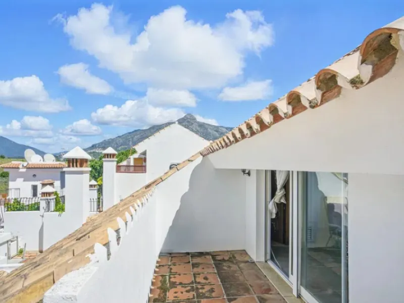 Im Herzen von Nueva Andalucía, nur 5 Autominuten von Puerto Banús und den Stränden entfernt, befindet sich dieses geräumige Penthouse mit vier Schlafzimmern in der begehrten Wohnanlage Los Pinos de Aloha