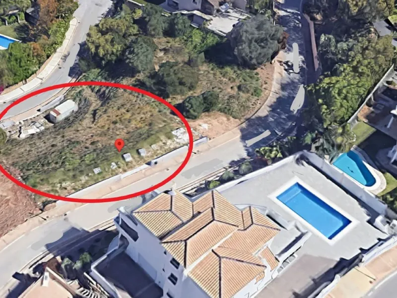 Residential plot in Elviria, in the well-known area of Santa María Golf, just a step away from the golf course and all amenities, well-connected and only minutes away from Marbella and Puerto Banús, as well as the beach. It has access from two streets.