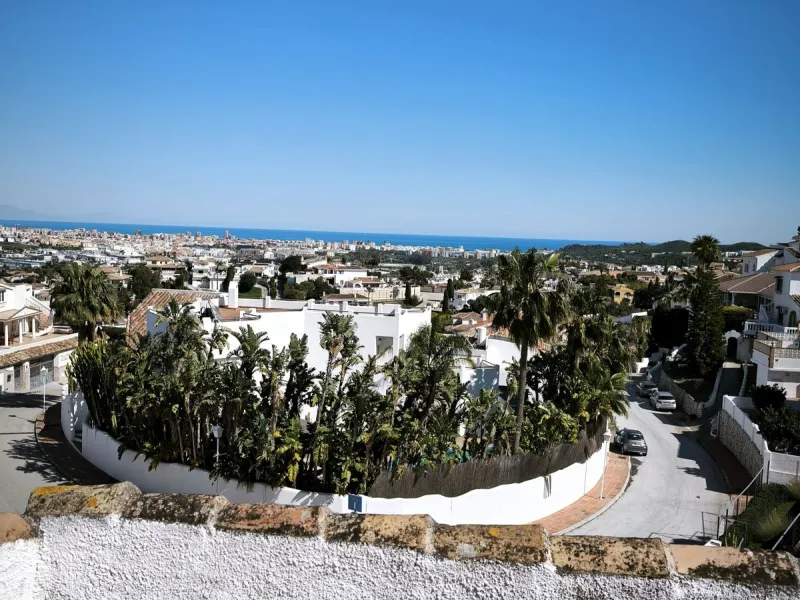 House - Detached Villa в продаже в Mijas, Málaga. В доме 5 спален и 3 ванных комнат. Площадь дома 218 м². Площадь участка 680 м²