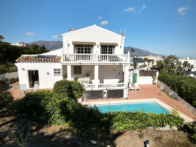 House - Detached Villa в продаже в Mijas, Málaga. В доме 5 спален и 3 ванных комнат. Площадь дома 218 м². Площадь участка 680 м²
