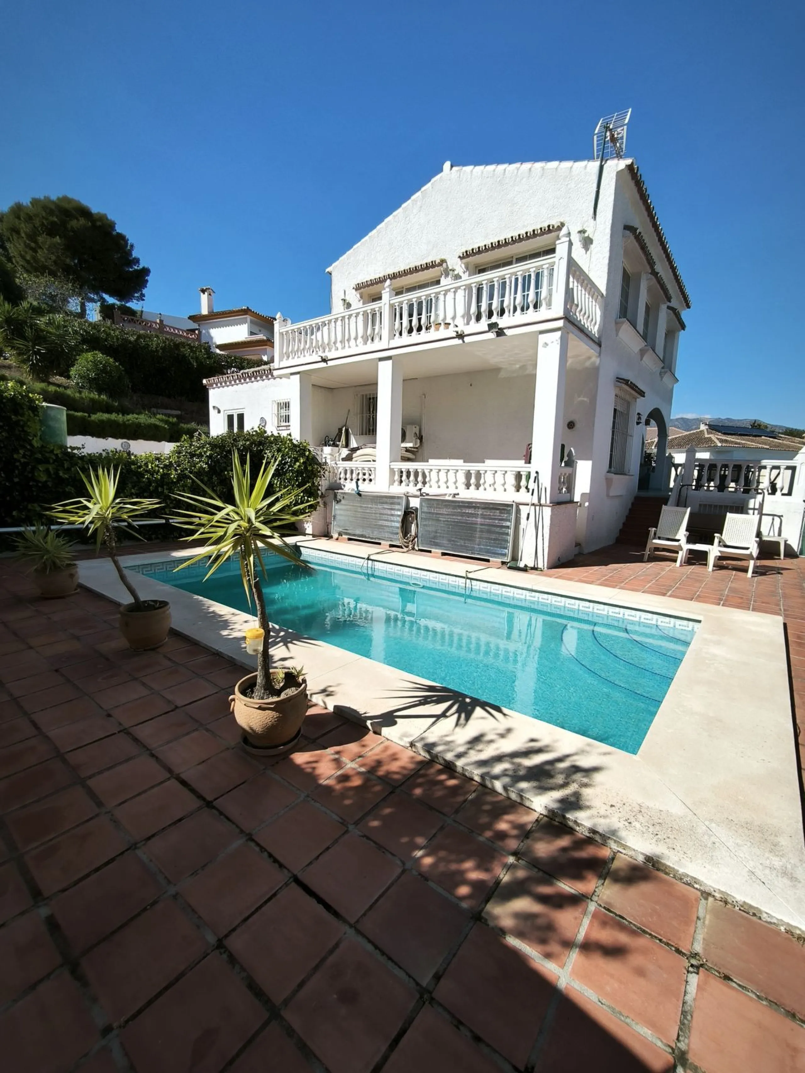 House - Detached Villa в продаже в Mijas, Málaga. В доме 5 спален и 3 ванных комнат. Площадь дома 218 м². Площадь участка 680 м²