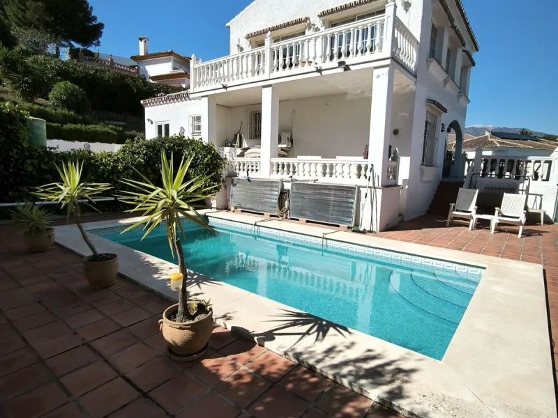 House - Detached Villa в продаже в Mijas, Málaga. В доме 5 спален и 3 ванных комнат. Площадь дома 218 м². Площадь участка 680 м²