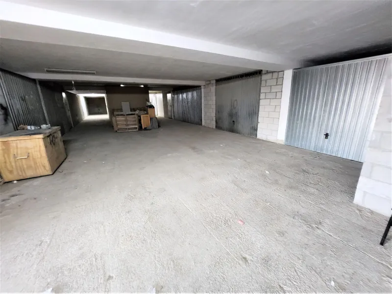 Original 38 garage spaces, some converted into storage rooms and workshops. The building consists of 2 floors with separate entrances. On the upper floor are mainly storage rooms and 3 garage spaces. On the lower floor 8 garage spaces have been converted 