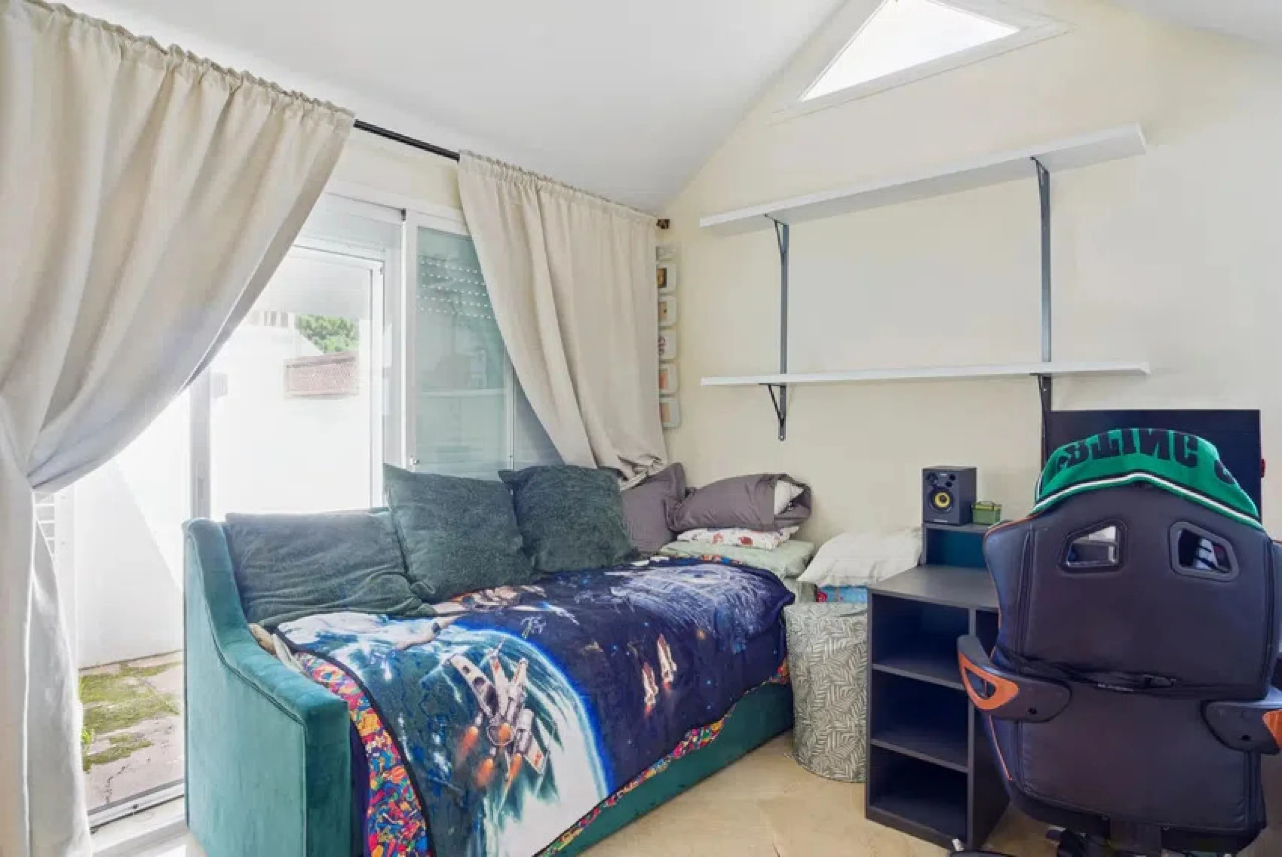 Im Herzen von Nueva Andalucía, nur 5 Autominuten von Puerto Banús und den Stränden entfernt, befindet sich dieses geräumige Penthouse mit vier Schlafzimmern in der begehrten Wohnanlage Los Pinos de Aloha